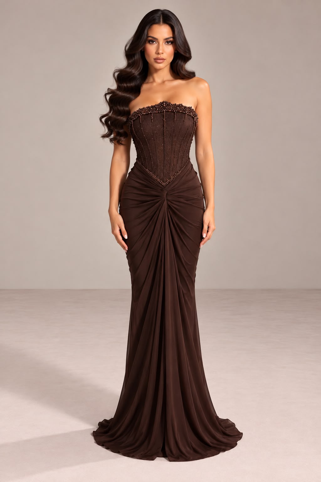 The Umay dress in het bruin: strapless galajurk met kralen bezette bovenrand en gedrapeerde lange rok